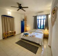 Habitación con cama extragrande.