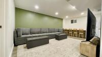 Cozy Modern 2BR in Millcreek Tempurpedic Beds 83 inch 4k TV 10 Min to SLC Mountains - Chambres d'hôtes South Salt Lake