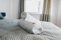 Modern 3BR Flat with Parking - Ferienwohnung Renfrew