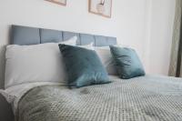 Modern 3BR Flat with Parking - B&B Renfrew