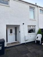 OakHouse- Entire 3 Bedroom Terrace House with Free Parking - Chambres d'hôtes Cumbernauld