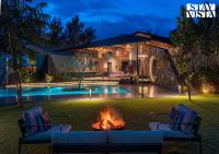 StayVista at Prana Zen House with Pool and BBQ - Chambres d'hôtes Nashik