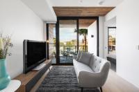 Chic 1-Bed with a Sleek Balcony near Shops - Chambres d’hôtes Melbourne
