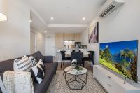 Chic 1-Bed with Parking, Gym, Pool & City Views - B&B Melbourne