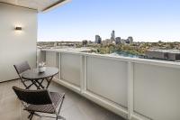 Near MCG 1BR with Balcony, River Views & Parking - Chambres d'hôtes Melbourne