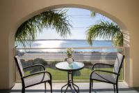 Seafront Getaway Studio, Great Location with Pool - B&B Batehaven