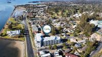 Elegant 2-Bed Apartment with Stunning Views - B&B Batemans Bay