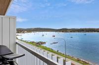 Exquisite 1-Bed Apartment with Bay Views - Bed and Breakfast Batemans Bay