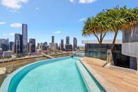 Chic 2-Bed with Rooftop Pool Overlooking the City - Chambres d’hôtes Brisbane