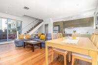 Modern Two-Story City Pad With Pool, Gym & Sauna - Bed and Breakfast Canberra