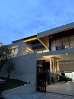 Eirene's Lakeside Villa - Bed and Breakfast Karangtengah