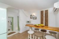 Petra Residence Mini Pool Spa - Bed and Breakfast Adámas