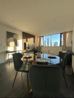 Luxury 2BR Apartment Great Views Free Parking - B&B Londres