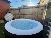 Cosy Hideaway with Hot Tub & Private Garden - Ferienwohnung Cardiff