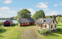 Historic Lakeside House With Private Beach - Chambres d'hôtes Skånes Fagerhult