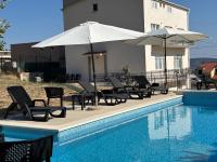 The View Split. Highlight with Roof-Top-Terrace and Pool - B&B Kutleše