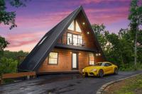 New Lux A-Frame Cabin near Dollywood! Hot Tub, Fire Pit, Pool & Mountain Vibes! - Bed and Breakfast Boyds Creek