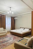 57 Очень теплая классная квартира возле Байтерека с 2-мя большими удобными кроватями и с диваном для 1-6 человек - B&B Astaná