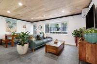 Renovated Beach Escape in Surfers, Surf at Your Door, Cavill a Short Stroll - B&B Gold Coast