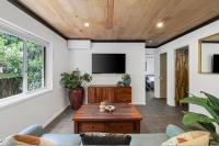Renovated Beach Escape in Surfers, Surf at Your Door, Cavill a Short Stroll - B&B Gold Coast
