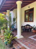 leari - surf & family guesthouse - B&B Ahangama