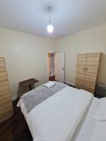 Bright and Convenient Top flat - B&B London