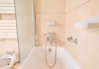 Camera Doppia con Letti Singoli e Bagno in Comune