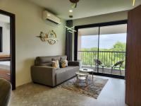 Luxury 2BHK Nature Retreat in Candolim with Pool Access, Nature Views & Fully Equipped Kitchen - B&B Candolim