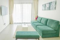 New Large 2BR Apt Sleeps 10 Adults with Pool Gym Parking and Wifi - Chambres d'hôtes Dubaï