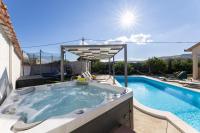 Beautiful Holiday Home "Villa Luka" - B&B Kaštel Štafilić