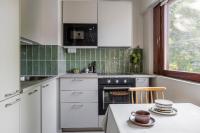 Stylish marine studio, balcony, parking in Lauttasaari - B&B Helsinki