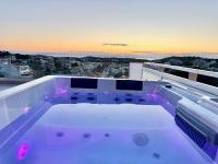 Villasonboard 3 Bed Penthouse Veranda Beach view jacuzzi Vouliagmeni Riviera - Ferienwohnung Athen
