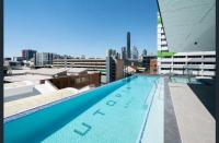 Modern 2BR - City Views & Pool & Free Parking - B&B Brisbane