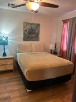 Entire Vacation home blocks to the Strip, ARTS Dist, & Main Street Sleeps up to 8 - Chambres d'hôtes Las Vegas