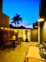 Lux Surf Casita Steps to Beach & Pier with AC & Cozy Fire Pit - B&B Newport Beach