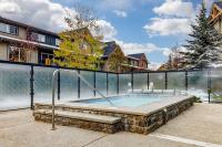 Comfy 2BR Minutes from Downtown with Hot Tub - Bed and Breakfast Dead Man's Flats
