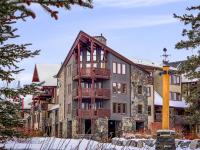 Mountain Views Lux 2BR Condo in Canmore with Hot Tub - Chambres d'hôtes Canmore