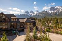 Serene 3BR Rockies Stay with Hot Tub and Near DT - Chambres d'hôtes Canmore