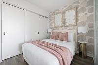 Elegant 2BR Condo with 55 TV & City Views - B&B Toronto
