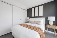 Modern 3BR Condo Sleeps 8 with Floor-to-Ceiling Views - B&B Toronto
