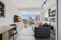 Cozy 2BR Condo with Free Parking & City Views - B&B Toronto