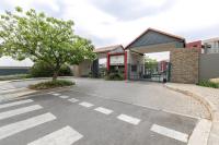 Cozy 2-Bedroom Apartment with Pool & Gym near Fourways Mall and Hospital - Ferienwohnung Sandton