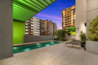 Modern 1BR Retreat - Pool, Gym, Parking - Walk to South Bank - Chambres d'hôtes Brisbane