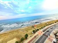 Breathtaking Beachfront Apartment in Makenzy - Chambres d’hôtes Larnaca