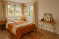 Habitación con cama grande y vistas al jardín