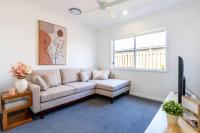 Contemporary 4BR Logan Reserve Home with Parking & Open Living - Chambres d'hôtes Beacon