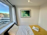 2-Bed in Leeds Kitchen-WiFi-Contractor - B&B Yeadon