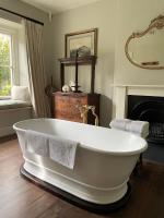 Habitación con cama extragrande y vistas al jardín 