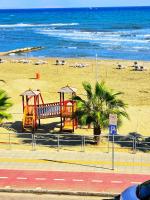 Breathtaking Beachfront Apartment in Makenzy - Ferienwohnung Larnaka