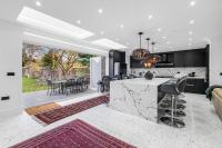 Heritage Look, Luxury Feel - London Family House - B&B London